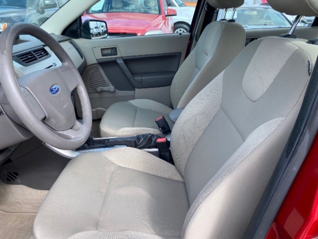 Ford Focus Sedan Vehicle Full-screen Gallery Image 08