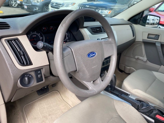 Ford Focus Sedan Vehicle Full-screen Gallery Image 09