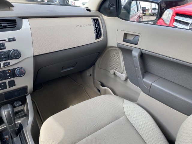 Ford Focus Sedan Vehicle Full-screen Gallery Image 10