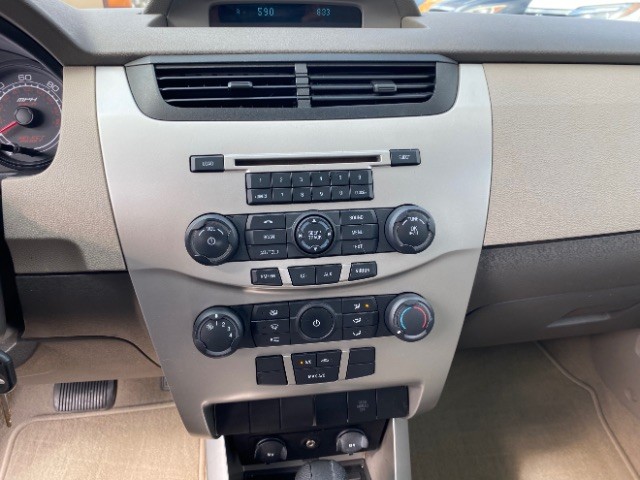 Ford Focus Sedan Vehicle Full-screen Gallery Image 12