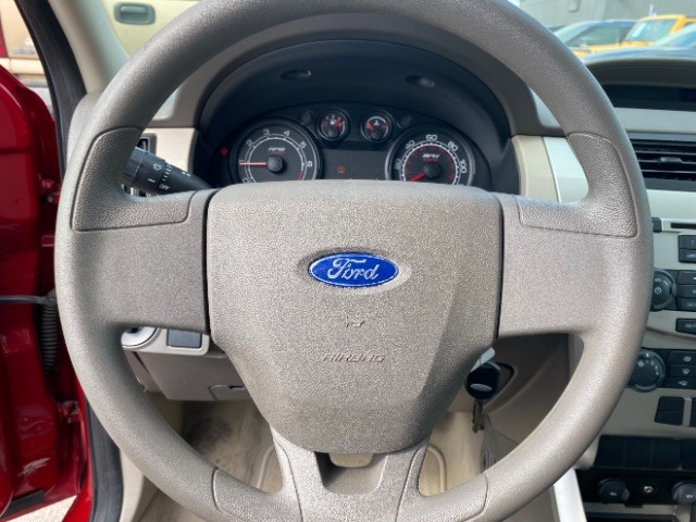 Ford Focus Sedan Vehicle Full-screen Gallery Image 13