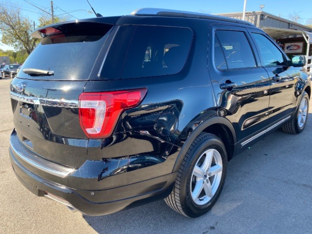 Ford Explorer Vehicle Full-screen Gallery Image 05