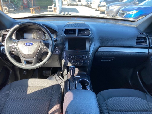 Ford Explorer Vehicle Full-screen Gallery Image 06