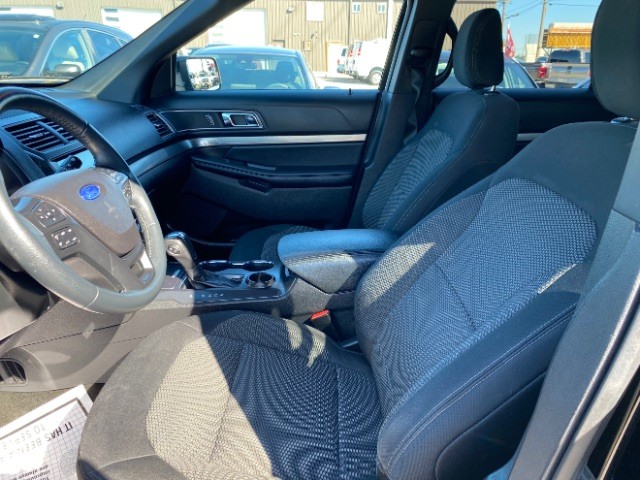 Ford Explorer Vehicle Full-screen Gallery Image 09