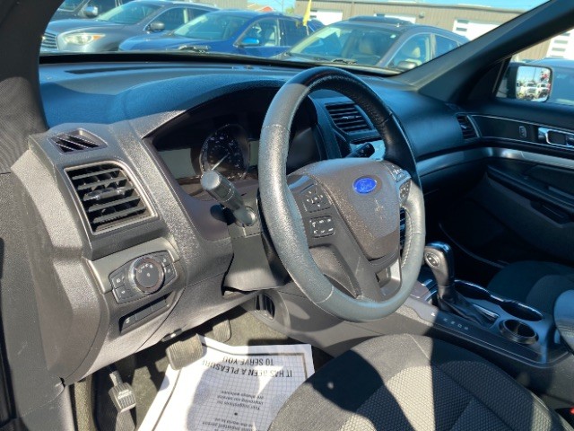 Ford Explorer Vehicle Full-screen Gallery Image 10