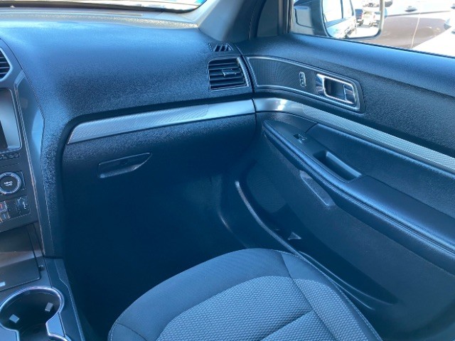 Ford Explorer Vehicle Full-screen Gallery Image 11