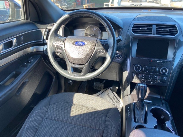 Ford Explorer Vehicle Full-screen Gallery Image 12