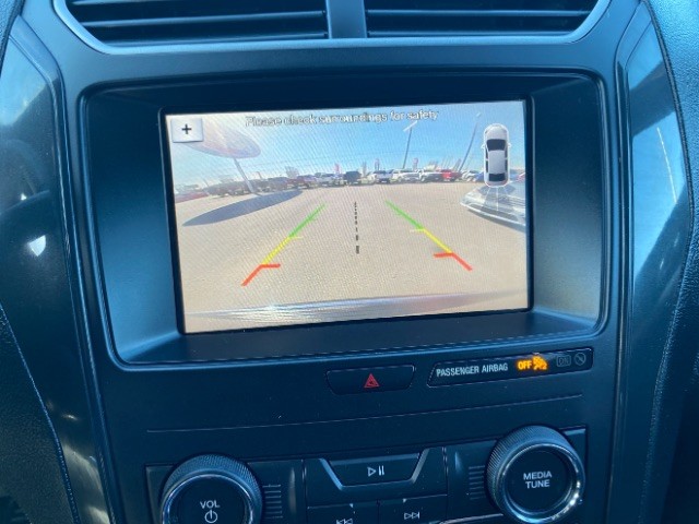 Ford Explorer Vehicle Full-screen Gallery Image 14