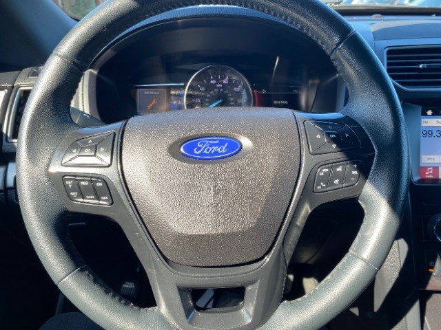 Ford Explorer Vehicle Full-screen Gallery Image 15