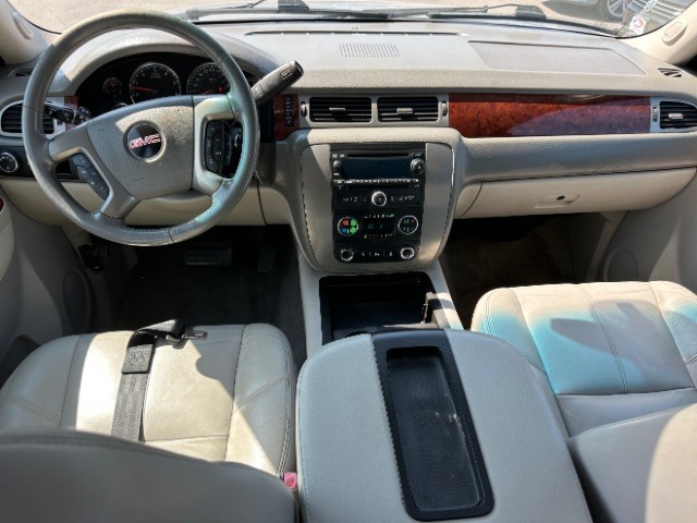 GMC Yukon XL Vehicle Full-screen Gallery Image 06