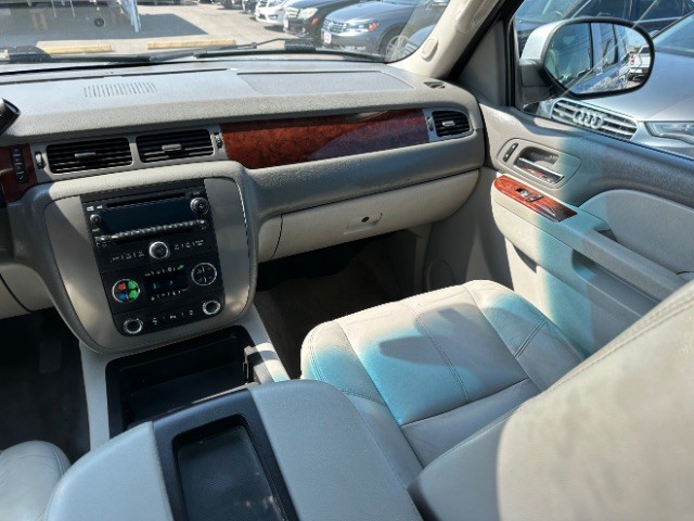 GMC Yukon XL Vehicle Full-screen Gallery Image 07