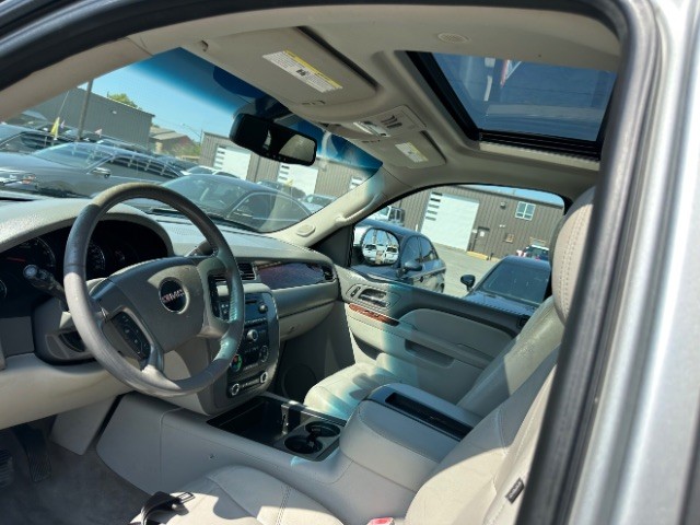 GMC Yukon XL Vehicle Full-screen Gallery Image 09