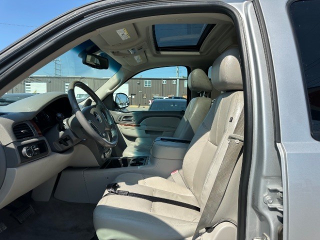 GMC Yukon XL Vehicle Full-screen Gallery Image 10