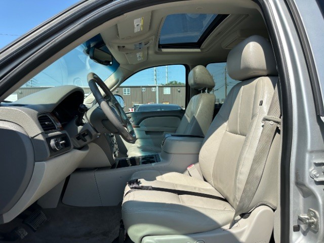 GMC Yukon XL Vehicle Full-screen Gallery Image 11