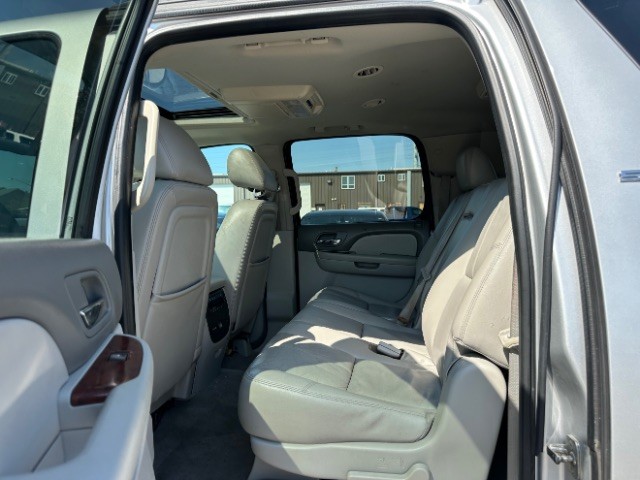 GMC Yukon XL Vehicle Full-screen Gallery Image 12