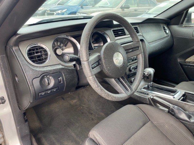 Ford Mustang Vehicle Full-screen Gallery Image 09