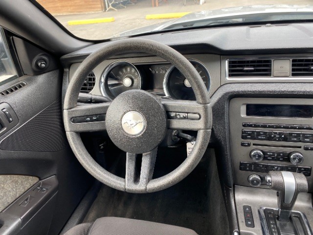 Ford Mustang Vehicle Full-screen Gallery Image 11