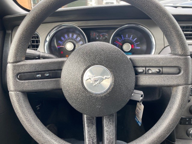 Ford Mustang Vehicle Full-screen Gallery Image 13