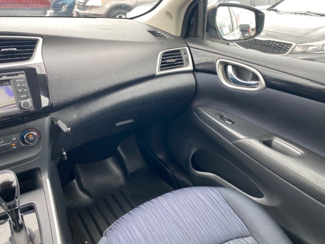 Nissan Sentra Vehicle Full-screen Gallery Image 09