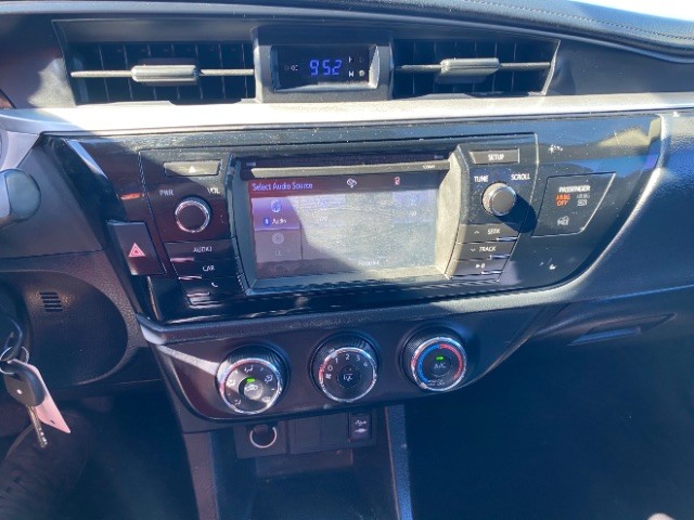 Toyota Corolla Vehicle Full-screen Gallery Image 12