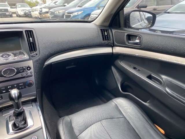 INFINITI G37 Sedan Vehicle Full-screen Gallery Image 10