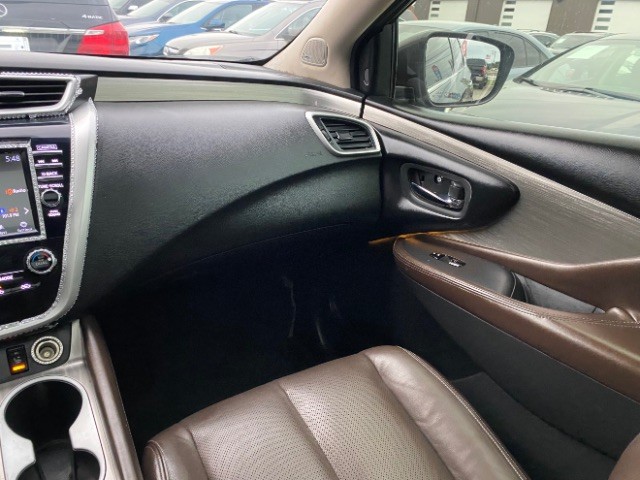 Nissan Murano Vehicle Full-screen Gallery Image 10