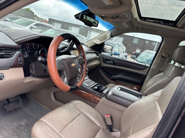 Chevrolet Suburban Vehicle Full-screen Gallery Image 09