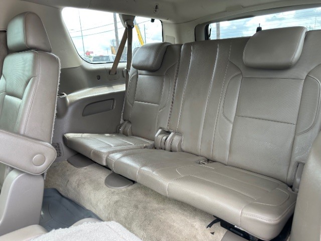 Chevrolet Suburban Vehicle Full-screen Gallery Image 12