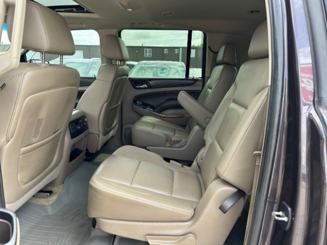 Chevrolet Suburban Vehicle Full-screen Gallery Image 13