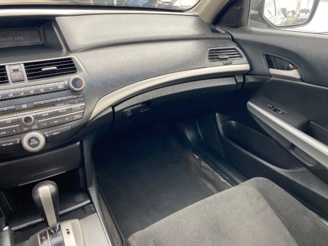 Honda Accord Sedan Vehicle Full-screen Gallery Image 09