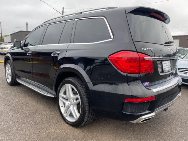 Mercedes-Benz GL-Class Vehicle Full-screen Gallery Image 04