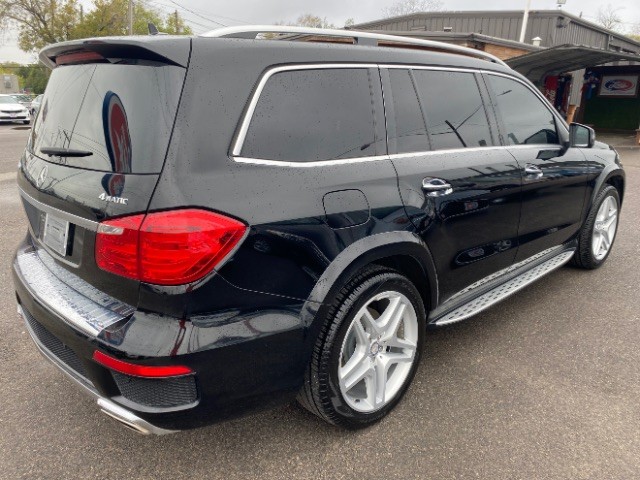 Mercedes-Benz GL-Class Vehicle Full-screen Gallery Image 05