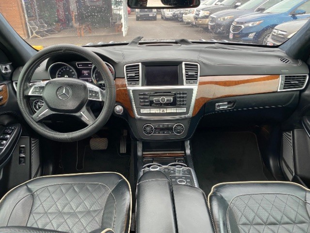 Mercedes-Benz GL-Class Vehicle Full-screen Gallery Image 06