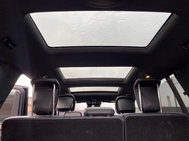 Mercedes-Benz GL-Class Vehicle Full-screen Gallery Image 08