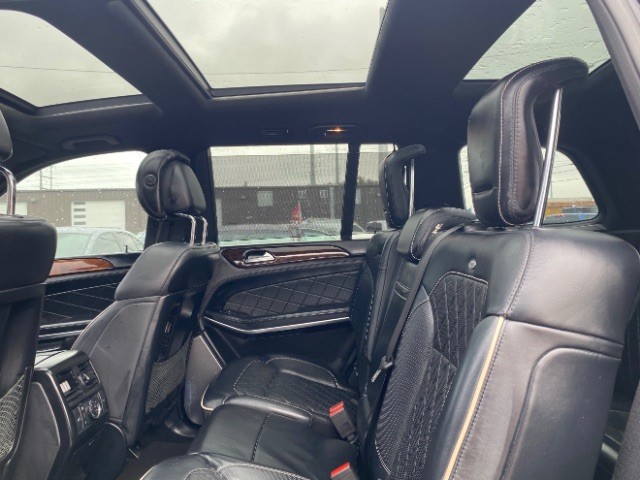 Mercedes-Benz GL-Class Vehicle Full-screen Gallery Image 09