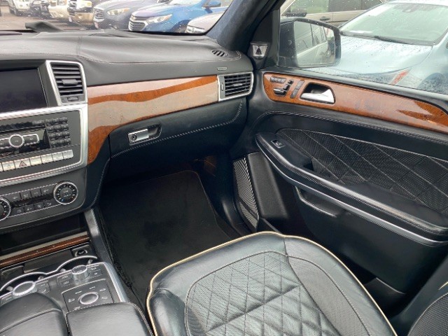 Mercedes-Benz GL-Class Vehicle Full-screen Gallery Image 12