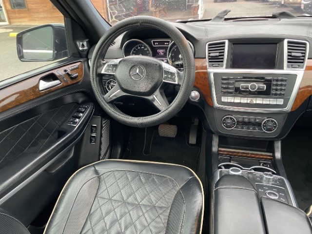 Mercedes-Benz GL-Class Vehicle Full-screen Gallery Image 13