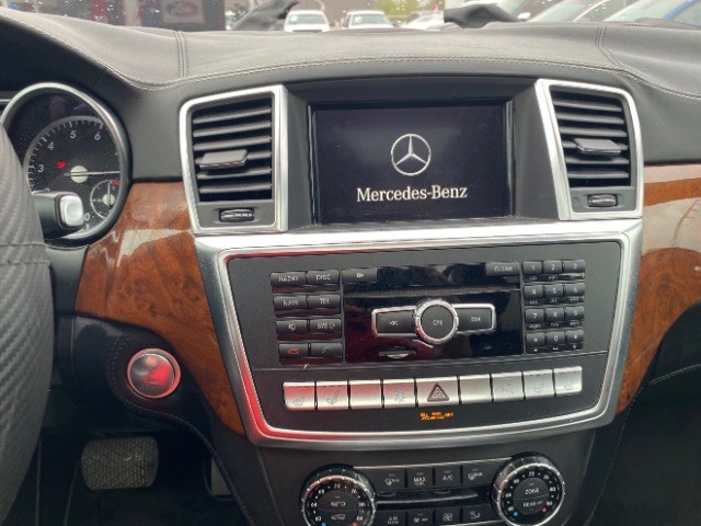 Mercedes-Benz GL-Class Vehicle Full-screen Gallery Image 14