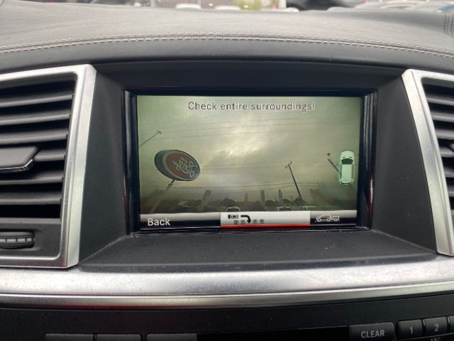 Mercedes-Benz GL-Class Vehicle Full-screen Gallery Image 15