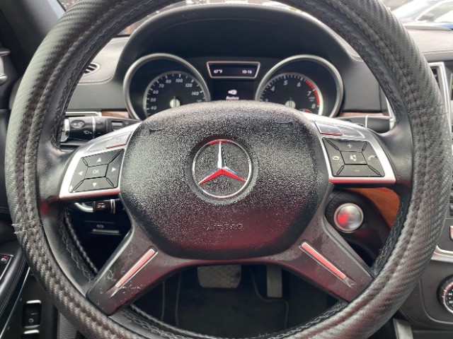 Mercedes-Benz GL-Class Vehicle Full-screen Gallery Image 16