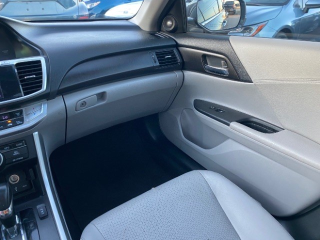 Honda Accord Sedan Vehicle Full-screen Gallery Image 10