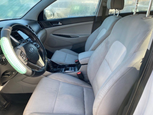 Hyundai Tucson Vehicle Full-screen Gallery Image 08