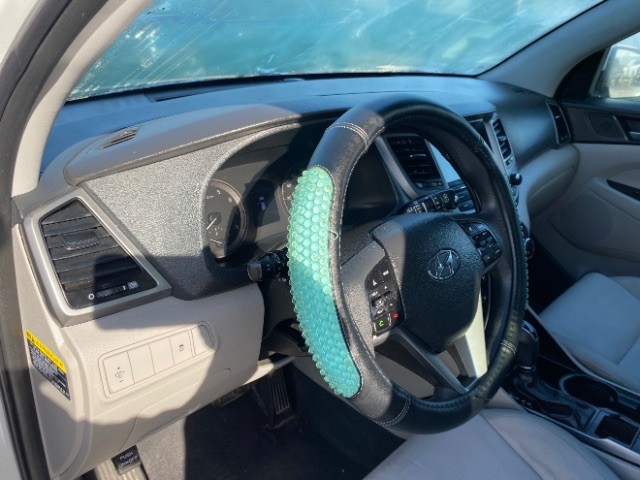 Hyundai Tucson Vehicle Full-screen Gallery Image 09