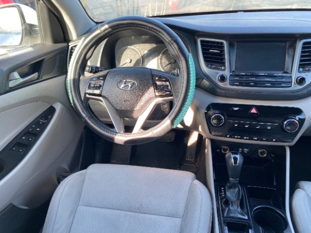 Hyundai Tucson Vehicle Full-screen Gallery Image 11