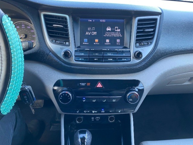 Hyundai Tucson Vehicle Full-screen Gallery Image 12