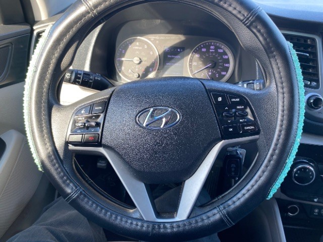 Hyundai Tucson Vehicle Full-screen Gallery Image 14