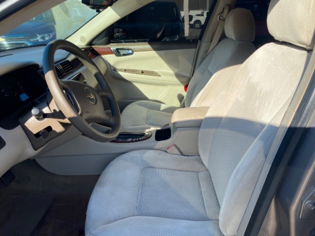 Chevrolet Impala Vehicle Full-screen Gallery Image 08