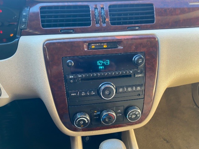 Chevrolet Impala Vehicle Full-screen Gallery Image 12