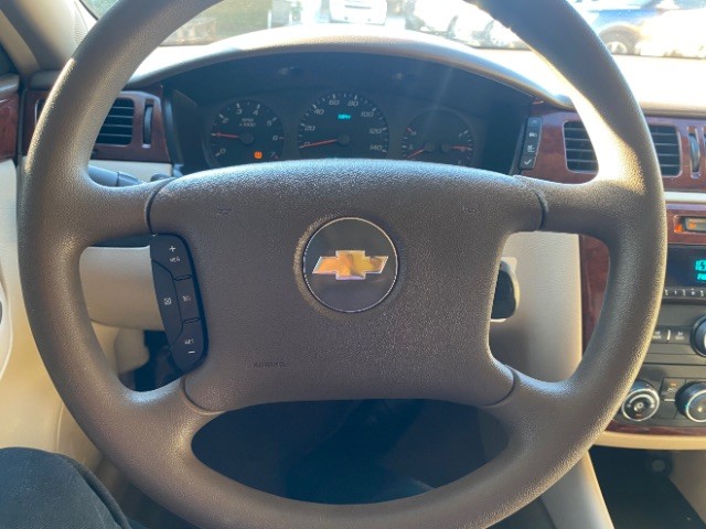 Chevrolet Impala Vehicle Full-screen Gallery Image 13