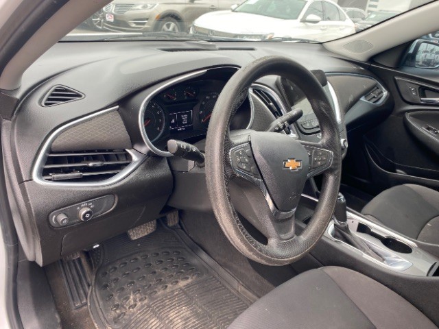 Chevrolet Malibu Vehicle Full-screen Gallery Image 09